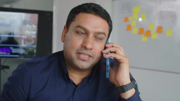 Közeli Kép Középkorú Üzletemberről Aki Mobilon Beszél Irodai Partnerével — Stock videók