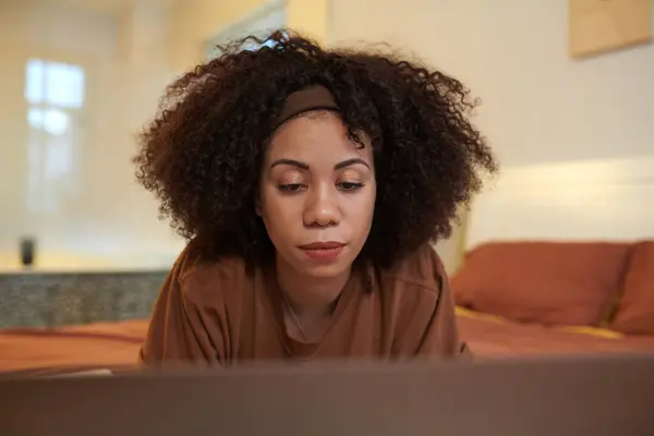 Yatağa Uzanmış Bir Kadın Dizüstü Bilgisayardaki Kodu Inceliyor — Stok fotoğraf