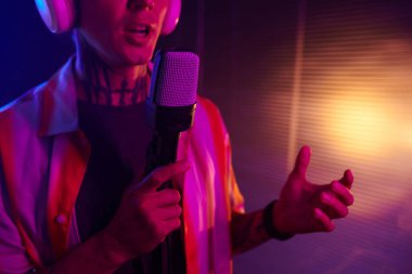 Mikrofonda şarkı söyleyen şarkıcının kırpılmış görüntüsü