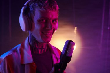 Karaoke 'de şarkı söyleyen neşeli yetenekli genç adamın portresi.