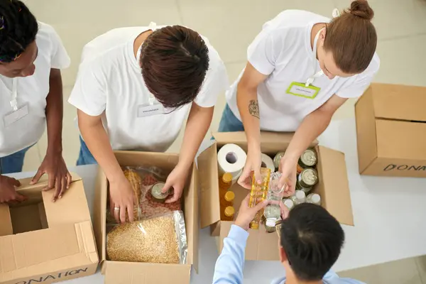 Jovens Voluntariando Fim Semana Coletando Alimentos Para Sem Teto — Fotografia de Stock
