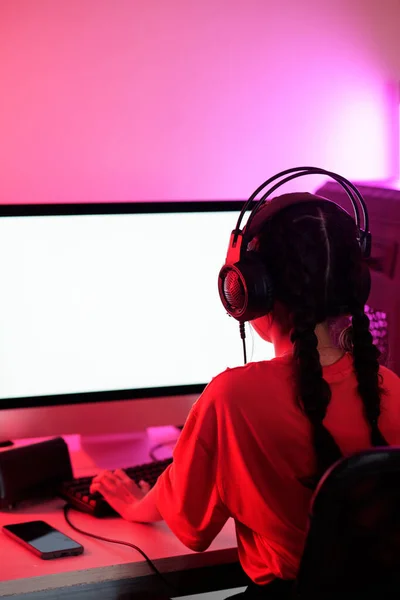 Holčička Dvěma Copánky Hlavě Při Hraní Videohry Počítači Neonové Místnosti — Stock fotografie