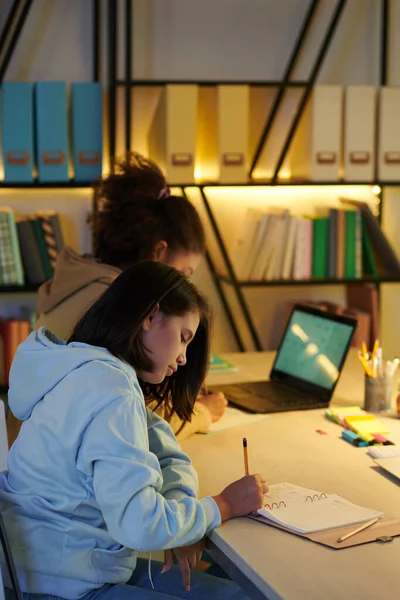 Prieteni Care Studiază Biblioteca Școlară Scriind Schițând Manuale — Fotografie, imagine de stoc