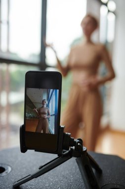 Sosyal medyası için videolar çeken ve yeni trans ve tekniklerden bahseden olumlu yaratıcı etken.