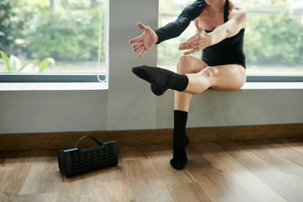Female Dancer Stretching Legs Warm Training — Stock Photo, Image
