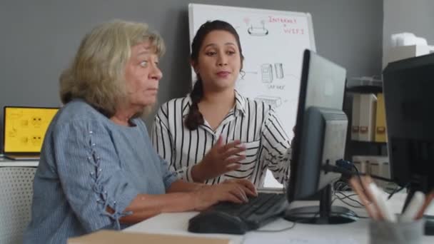 Özel Derste Olgun Kadınlara Bilgisayar Eğitimi Veren Kadın Eğitmenlerin Dikkati — Stok video