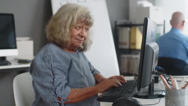 Ritratto Medio Allegra Donna Matura Caucasica Seduta Davanti Computer Che — Video Stock
