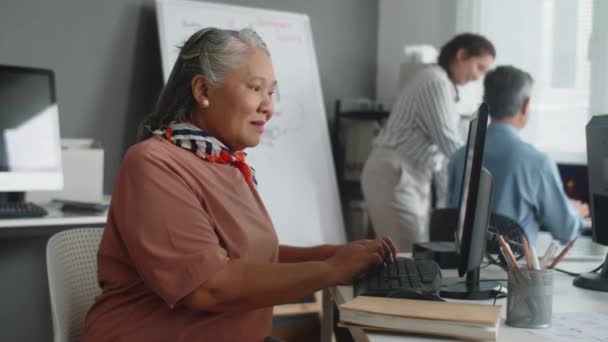 Ritratto Medio Donna Asiatica Anziana Che Impara Usare Computer Guarda — Video Stock