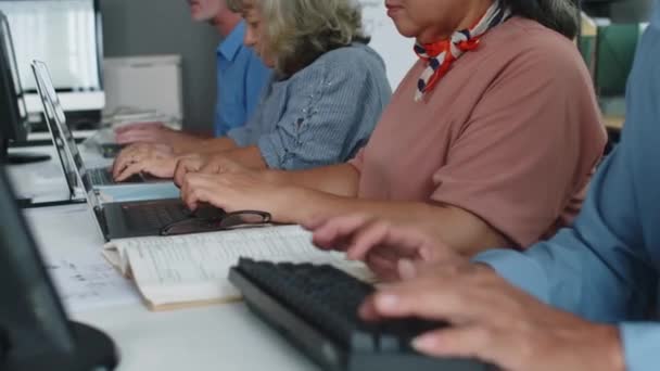 Bilgisayar Bilimleri Dersine Katılan Daktilo Yazmayı Posta Göndermeyi Öğrenen Bir — Stok video