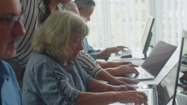 Φωτογραφία Χειρόγραφου Δασκάλου Που Εξηγεί Τις Ρυθμίσεις Υπολογιστή Τρίτης Γυναίκας — Αρχείο Βίντεο