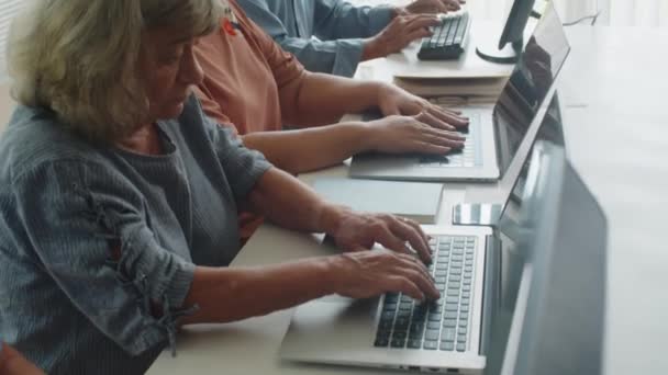 Наклон Снимка Различных Зрелых Людей Посещающих Групповые Компьютерные Уроки Начинающих — стоковое видео