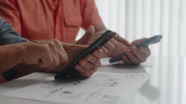 Tutup Tangan Para Pensiunan Tak Dikenal Yang Membahas Aplikasi Telepon — Stok Video