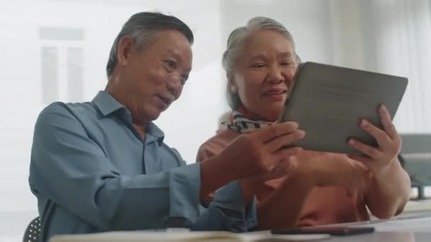 Colpo Medio Persone Mature Che Divertono Con Tablet Digitale Lezione — Video Stock