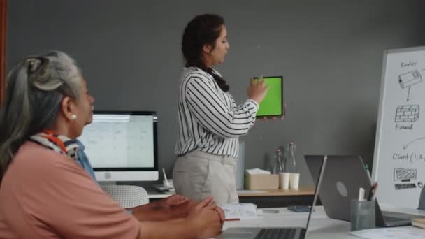 中位女教师手持数码平板电脑与绿色复写屏教学组合照 — 图库视频影像