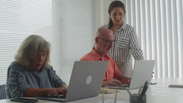 Colpo Medio Coppia Persone Anziane Sedute Davanti Computer Portatili Tavola — Video Stock
