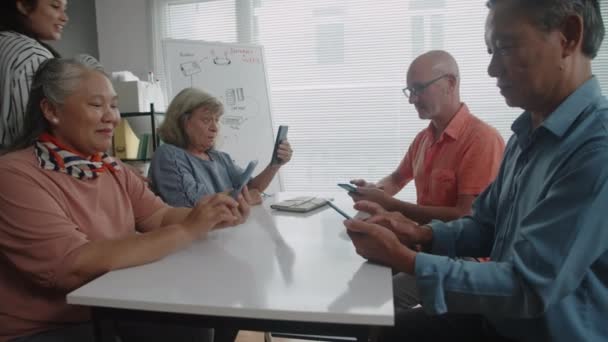 Akıllı Telefonlar Üzerinde Uygulamaları Kullanmayı Öğrenen Eğitmenleri Dinleyen Iki Irklı — Stok video