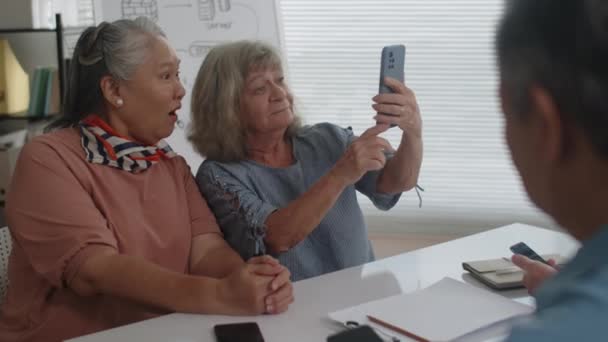 Colpo Medio Allegra Donna Anziana Che Mostra Suoi Amici Come — Video Stock