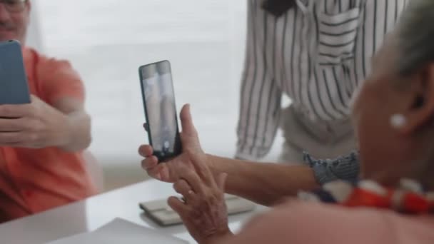 Foco Cremalheira Homens Idosos Aprendendo Usar Câmera Smartphone Que Frequenta — Vídeo de Stock