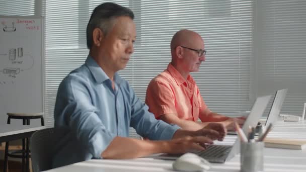 Rack Fokus Biracial Äldre Män Sitter Framför Laptop När Deltar — Stockvideo