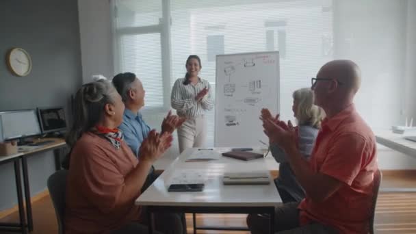 Vue Latérale Groupe Personnes Âgées Applaudissant Leurs Mains Après Avoir — Video
