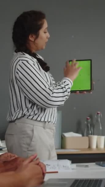 Вертикальный Снимок Молодой Учительницы Держащей Цифровой Планшет Зеленым Цветовым Экраном — стоковое видео