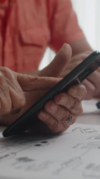 Captura Vertical Dos Ancianos Irreconocibles Discutiendo Aplicaciones Teléfonos Móviles — Vídeos de Stock