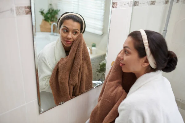 Brunetka Dziewczyna Szlafroku Dotyka Czystą Twarz Miękkim Ręcznikiem Umyciu Patrząc — Zdjęcie stockowe