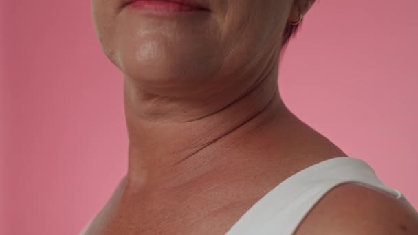 本物の肌の質感と首のしわを持つ認識できない成熟した女性のトリミングショット — ストック動画