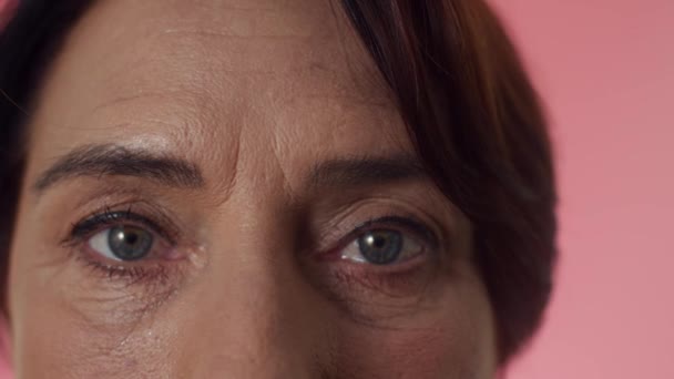 Primer Plano Mujer Madura Con Ojos Azules Con Aplicado Con — Vídeos de Stock
