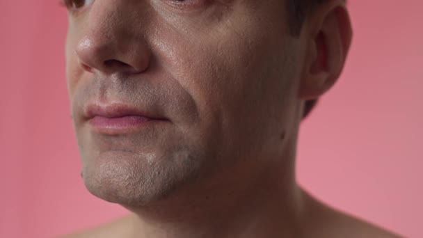 Colpo Ritagliato Viso Maschile Con Texture Vera Pelle Isolata Sfondo — Video Stock