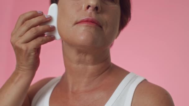 Recortado Tiro Mujer Madura Haciendo Rejuvenecimiento Facial Masaje Con Gua — Vídeos de Stock