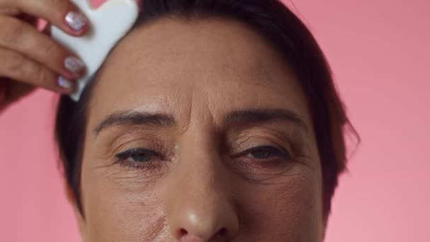Primer Plano Mujer Madura Con Ojos Azules Practicando Rejuvenecimiento Frente — Vídeos de Stock
