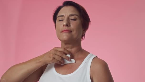 Medium Shot Van Middelbare Leeftijd Blanke Vrouw Masseren Haar Nek — Stockvideo