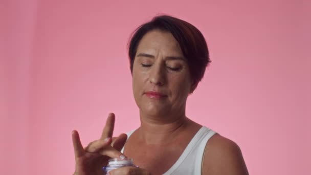 Foto Cabeza Mujer Madura Aplicando Crema Facial Edad Mirando Cámara — Vídeos de Stock