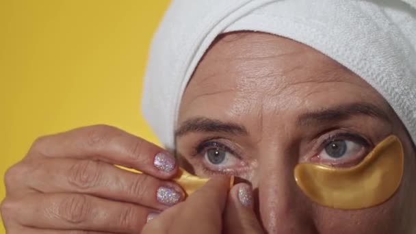 Gran Primer Plano Mujer Madura Con Ojos Azules Maquillaje Ligero — Vídeo de stock