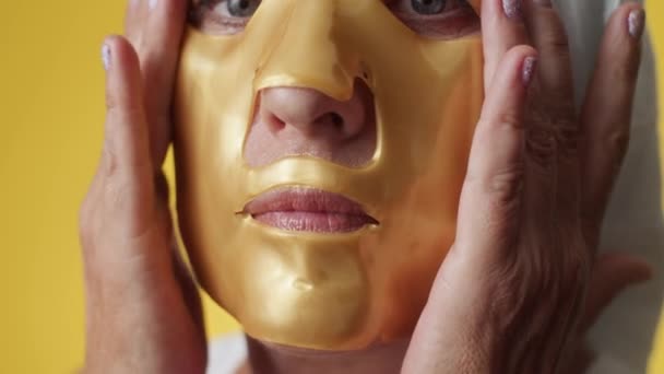 Inclinado Hasta Tiro Mujer Madura Alisado Hoja Hidratante Máscara Cara — Vídeos de Stock