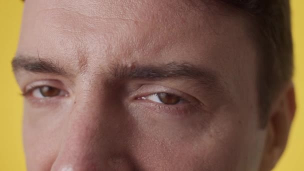 Gran Primer Plano Hombre Maduro Con Ojos Marrones Textura Piel — Vídeos de Stock