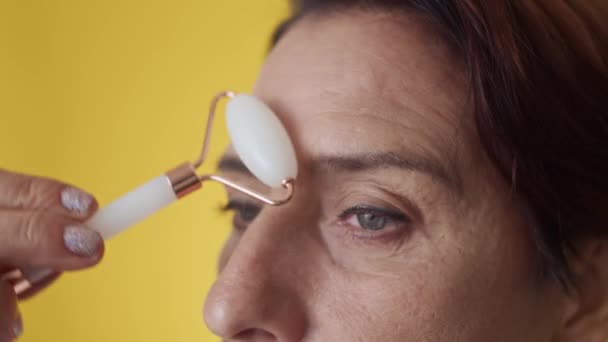 Große Nahaufnahme Von Reifen Frau Mit Blauen Augen Massiert Stirn — Stockvideo