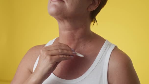 Gewassen Schot Van Vrouw Witte Top Doen Age Nek Massage — Stockvideo
