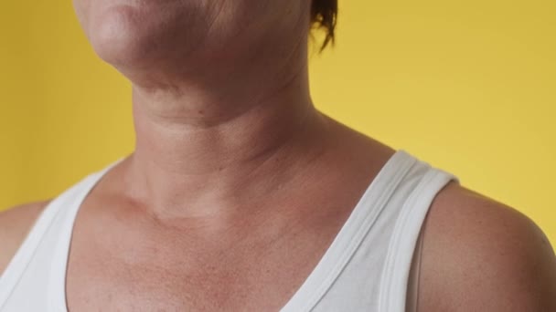 Tilt Shot Middle Aged Woman Aging Changes Neck Face Yellow — Stock Video