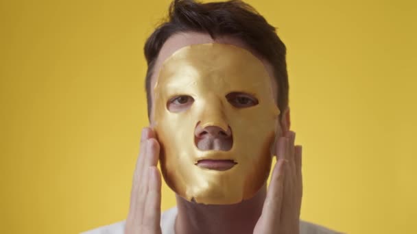 Testa Uomo Con Capelli Corti Indossando Maschera Foglio Oro Sul — Video Stock