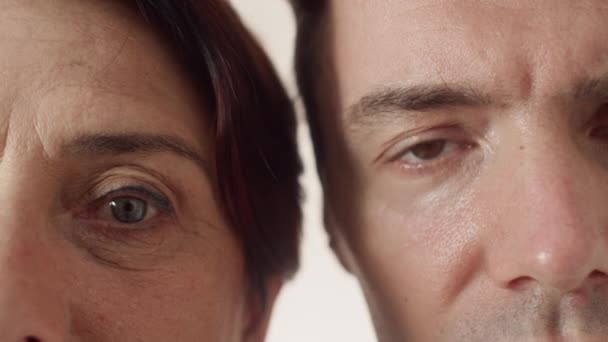 Przycięte Ujęcie Dojrzałej Kobiety Niebieskimi Oczami Mężczyzny Brązowymi Oczami Patrzącego — Wideo stockowe