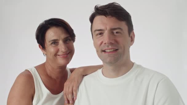 Μέτριο Πλάνο Του Χαρούμενου Μεσήλικα Άνδρα Και Γυναίκα Λευκά Ρούχα — Αρχείο Βίντεο