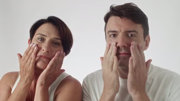Cabeza Mujer Madura Caucásica Hombre Mediana Edad Aplicando Crema Facial — Vídeo de stock