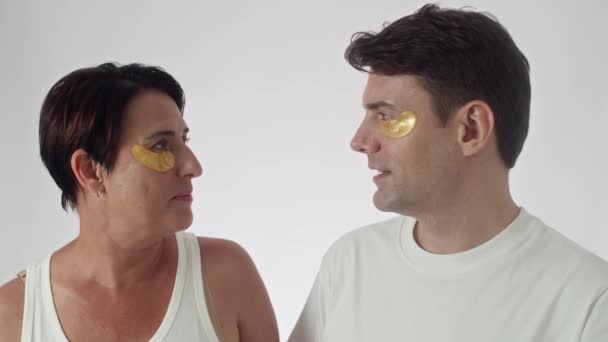 中年夫妇的画像 眼底涂上金黄色斑斑 白色背景隔离 — 图库视频影像