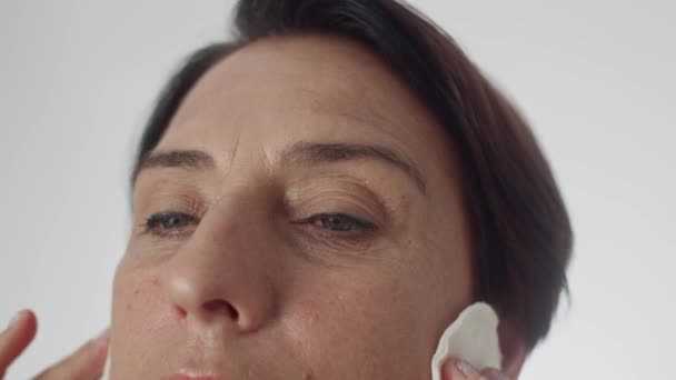 Foto Recortada Mujer Madura Usando Almohadillas Algodón Quitar Maquillaje Cara — Vídeos de Stock