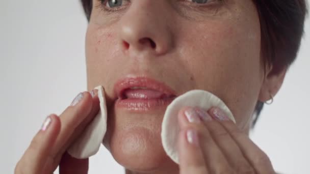 Gran Primer Plano Mujer Eliminación Maquillaje Con Almohadillas Algodón Cerca — Vídeos de Stock