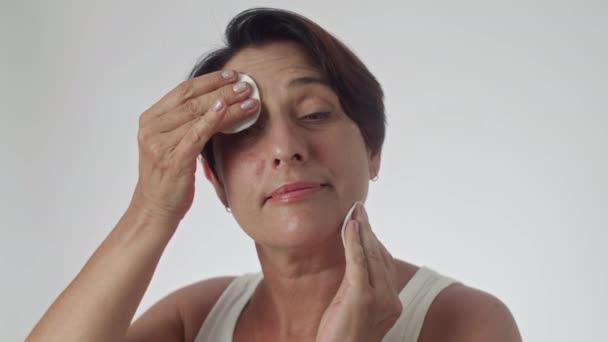 Primer Plano Medio Mujer Mediana Edad Con Pelo Corto Limpiando — Vídeos de Stock