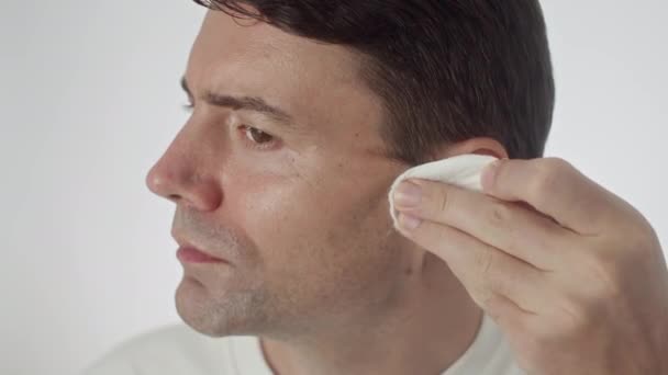 Großaufnahme Von Gen Mann Weißem Shirt Reinigungshaut Mit Mikrokellerwasser Auf — Stockvideo