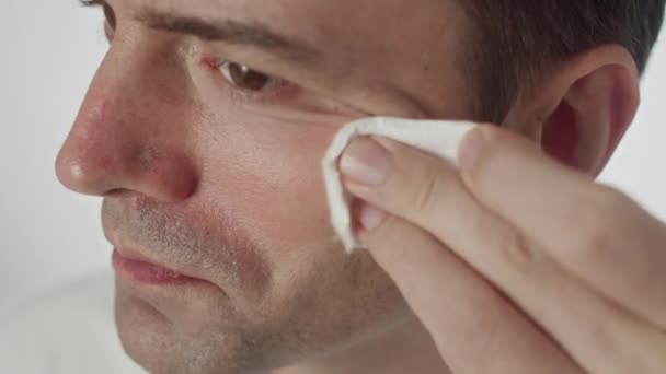 Cilt Bakımı Sırasında Erkeklerin Pamuk Pedi Tonikle Yüzlerini Silerken Yakın — Stok video